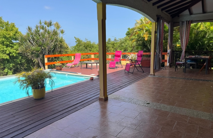 Saint-Claude, Villa T5 Piscine, Studio et Bungalow