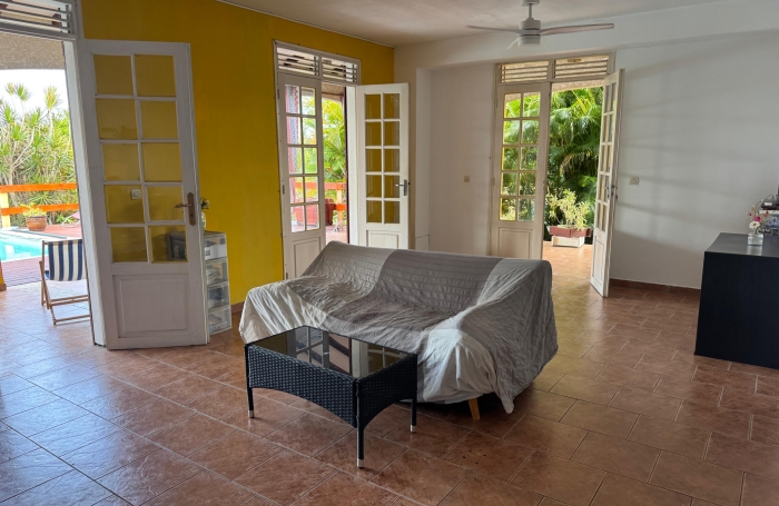 Saint-Claude, Villa T5 Piscine, Studio et Bungalow