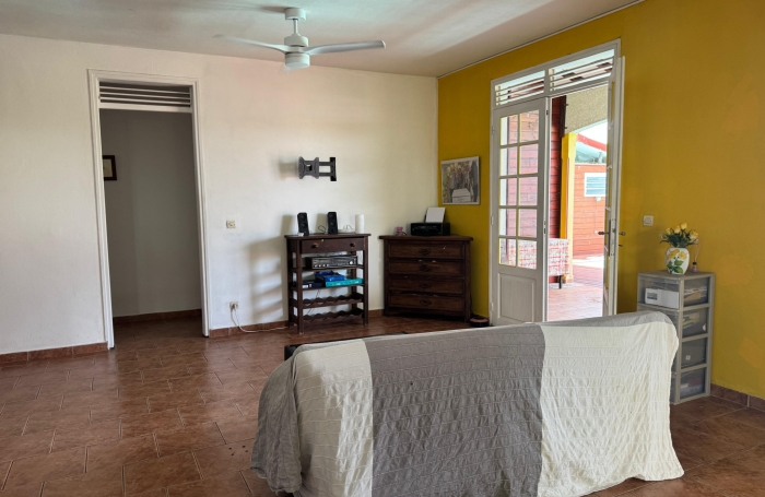 Saint-Claude, Villa T5 Piscine, Studio et Bungalow
