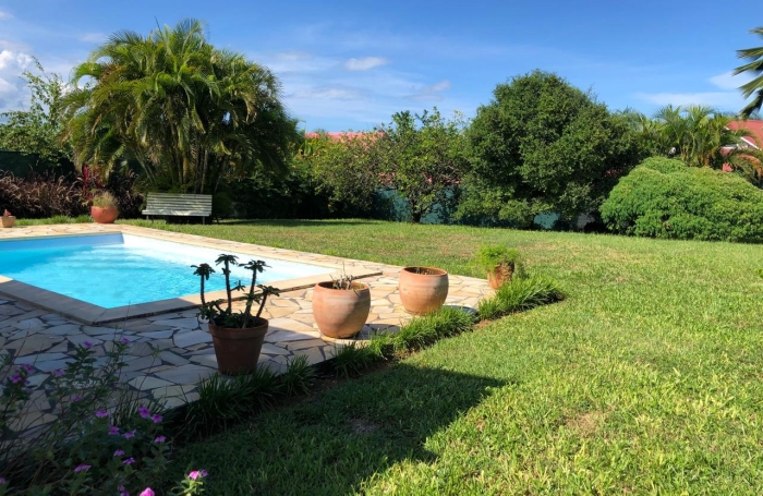 VILLA F 4 AVEC PISICNE JARDIN ET ENTRETIEN PISCINE INCLUS