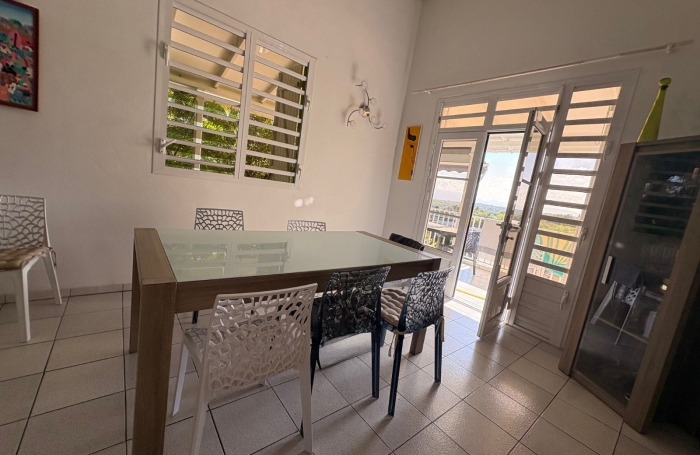 SPACIEUX HAUT DE VILLA MEUBLE F6  DANS PROPRI&Eacute;T&Eacute; PRIVEE
