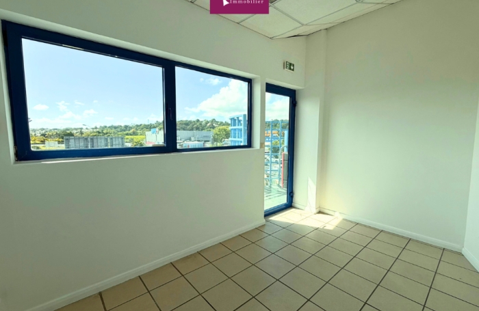 &Agrave; Louer - Local professionnel cl&eacute; en main de 82 m2 avec ascenseur et forte visibilit&eacute; - Colin (97170)