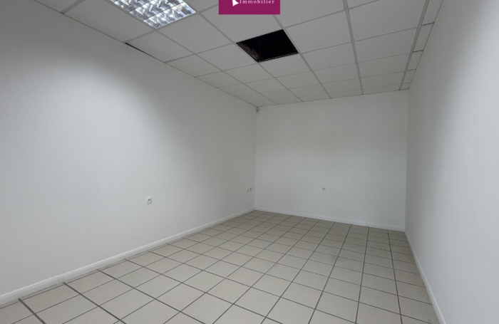 &Agrave; Louer - Local professionnel cl&eacute; en main de 82 m2 avec ascenseur et forte visibilit&eacute; - Colin (97170)