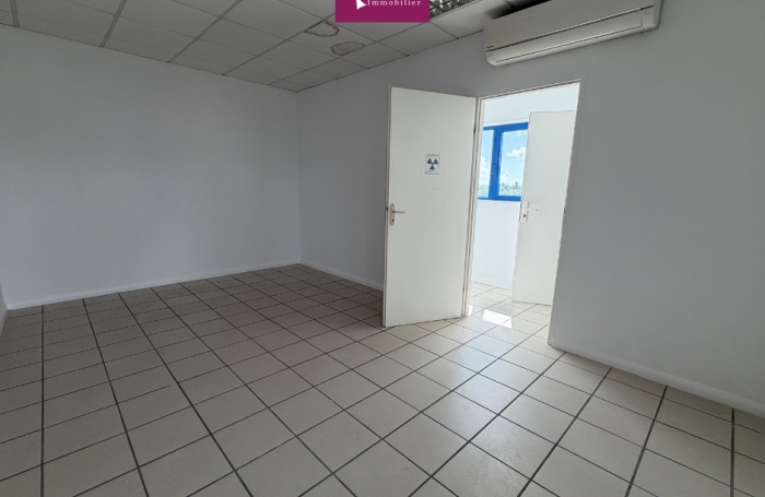 &Agrave; Louer - Local professionnel cl&eacute; en main de 82 m2 avec ascenseur et forte visibilit&eacute; - Colin (97170)