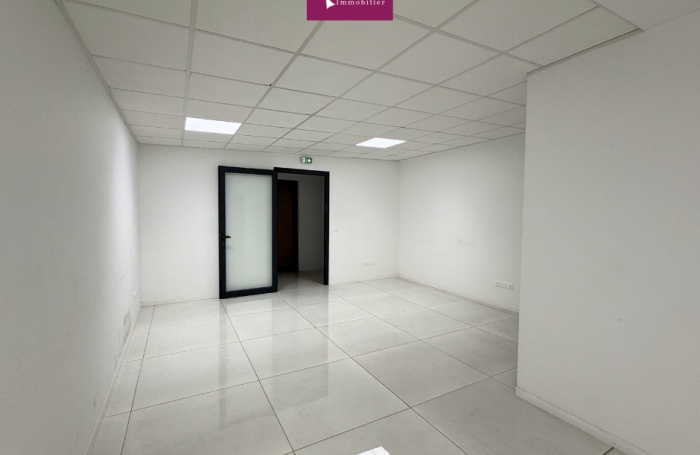&Agrave; Louer - Local professionnel 80m2 - De standing et cl&eacute; en main - Petit-P&eacute;rou - Les Abymes