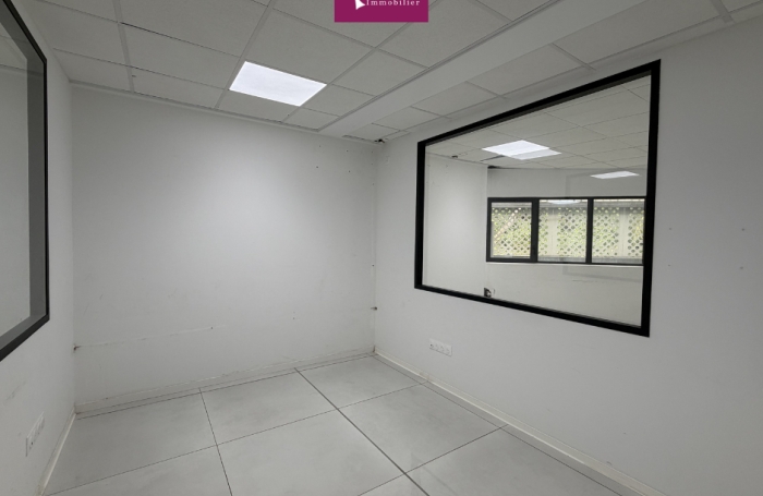 &Agrave; Louer - Local professionnel 80m2 - De standing et cl&eacute; en main - Petit-P&eacute;rou - Les Abymes