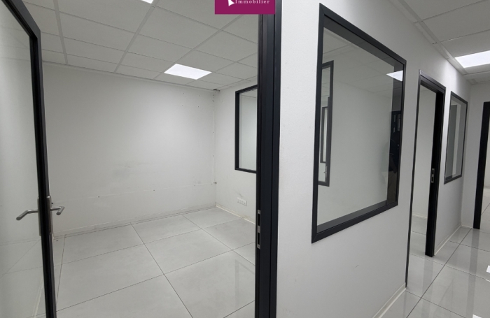 &Agrave; Louer - Local professionnel 80m2 - De standing et cl&eacute; en main - Petit-P&eacute;rou - Les Abymes