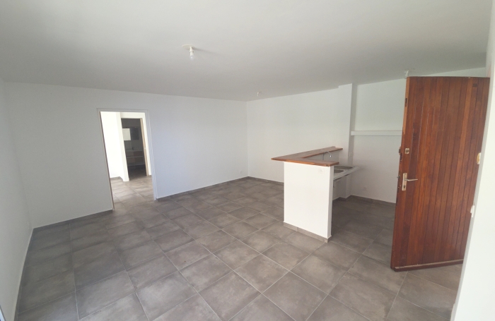 Appartement 2 pi&egrave;ces r&eacute;nov&eacute; d'environ 52 m2 habitable avec vue mer situ&eacute; quai POINTE-A-PITRE