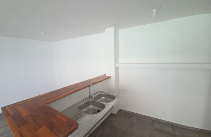 Appartement 2 pi&egrave;ces r&eacute;nov&eacute; d'environ 52 m2 habitable avec vue mer situ&eacute; quai POINTE-A-PITRE