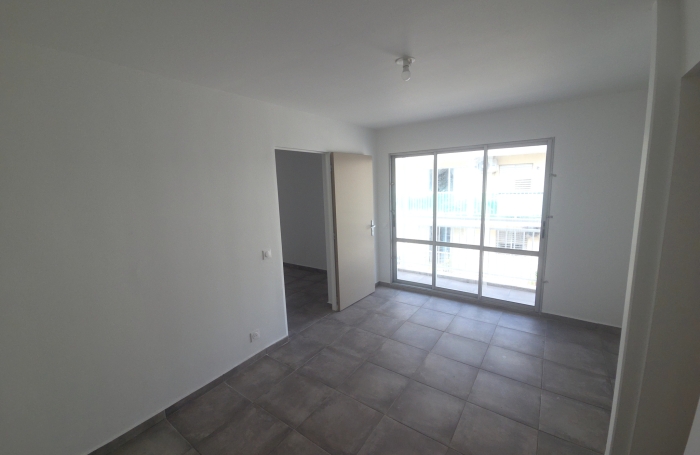 Appartement 2 pi&egrave;ces r&eacute;nov&eacute; d'environ 52 m2 habitable avec vue mer situ&eacute; quai POINTE-A-PITRE