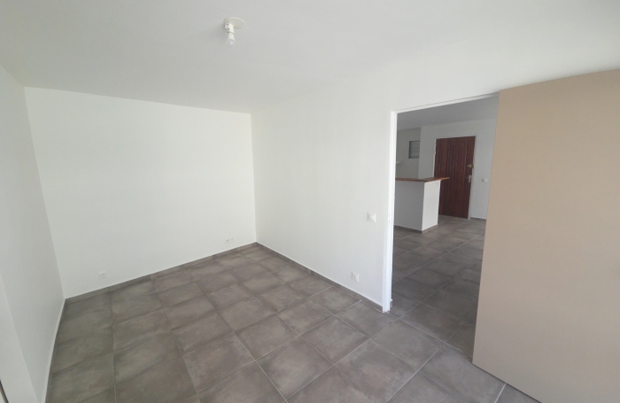 Appartement 2 pi&egrave;ces r&eacute;nov&eacute; d'environ 52 m2 habitable avec vue mer situ&eacute; quai POINTE-A-PITRE