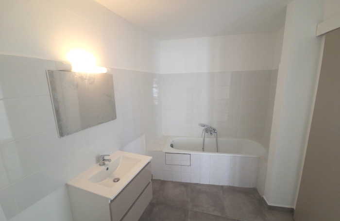 Appartement 2 pi&egrave;ces r&eacute;nov&eacute; d'environ 52 m2 habitable avec vue mer situ&eacute; quai POINTE-A-PITRE
