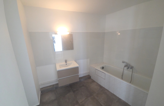 Appartement 2 pi&egrave;ces r&eacute;nov&eacute; d'environ 52 m2 habitable avec vue mer situ&eacute; quai POINTE-A-PITRE