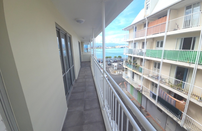 Appartement 2 pi&egrave;ces r&eacute;nov&eacute; d'environ 52 m2 habitable avec vue mer situ&eacute; quai POINTE-A-PITRE