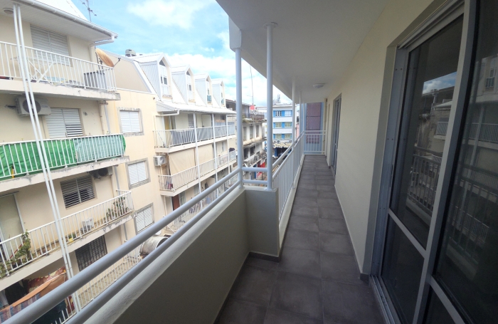 Appartement 2 pi&egrave;ces r&eacute;nov&eacute; d'environ 52 m2 habitable avec vue mer situ&eacute; quai POINTE-A-PITRE