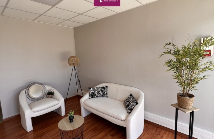 &Agrave; louer - Bureau 16m2 - RDC - Avec Salle d'attente en commun - Jarry (disponible 15-07-2026)