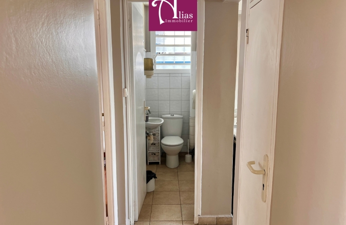 &Agrave; louer - Bureau 16m2 - RDC - Avec Salle d'attente en commun - Jarry (disponible 15-07-2026)