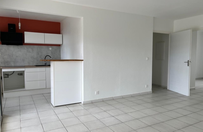 SAINT-CLAUDE - Appartement T3 r&eacute;nov&eacute; avec terrasse dans une r&eacute;sidence s&eacute;curis&eacute;e avec piscine