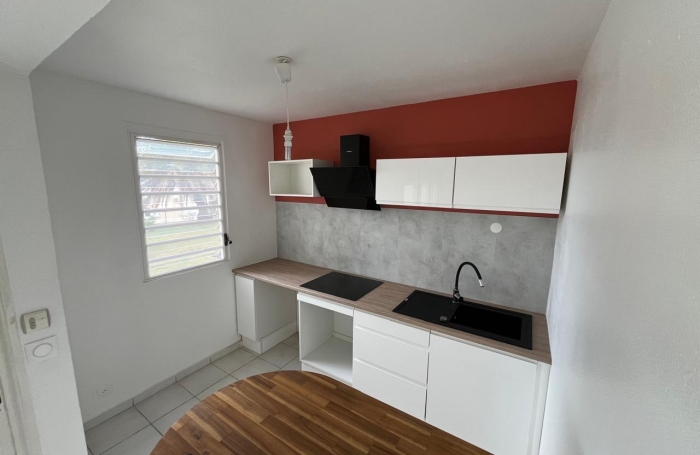 SAINT-CLAUDE - Appartement T3 r&eacute;nov&eacute; avec terrasse dans une r&eacute;sidence s&eacute;curis&eacute;e avec piscine