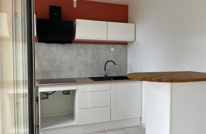 SAINT-CLAUDE - Appartement T3 r&eacute;nov&eacute; avec terrasse dans une r&eacute;sidence s&eacute;curis&eacute;e avec piscine