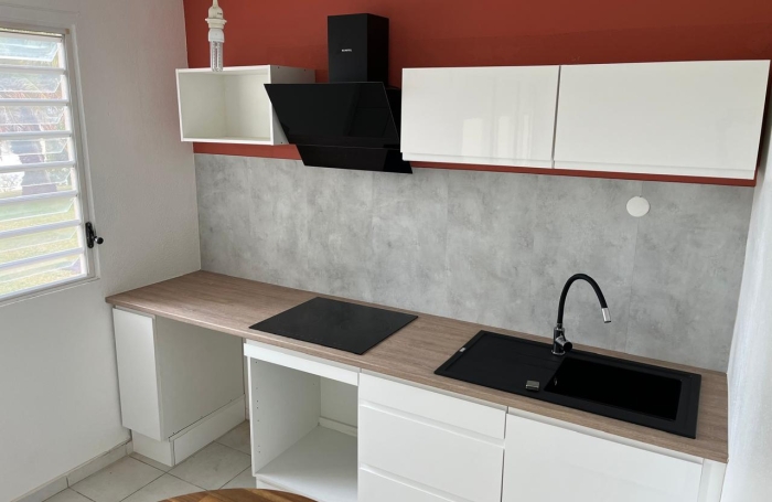SAINT-CLAUDE - Appartement T3 r&eacute;nov&eacute; avec terrasse dans une r&eacute;sidence s&eacute;curis&eacute;e avec piscine