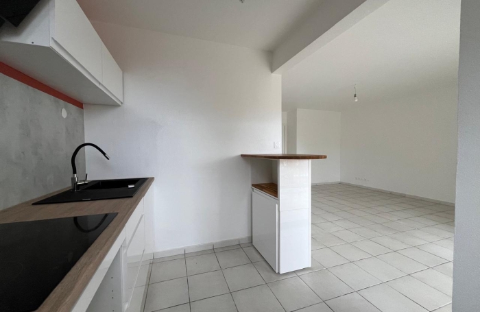 SAINT-CLAUDE - Appartement T3 r&eacute;nov&eacute; avec terrasse dans une r&eacute;sidence s&eacute;curis&eacute;e avec piscine