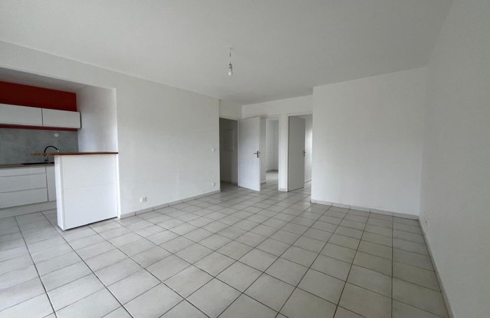 SAINT-CLAUDE - Appartement T3 r&eacute;nov&eacute; avec terrasse dans une r&eacute;sidence s&eacute;curis&eacute;e avec piscine