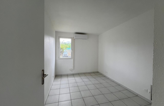 SAINT-CLAUDE - Appartement T3 r&eacute;nov&eacute; avec terrasse dans une r&eacute;sidence s&eacute;curis&eacute;e avec piscine