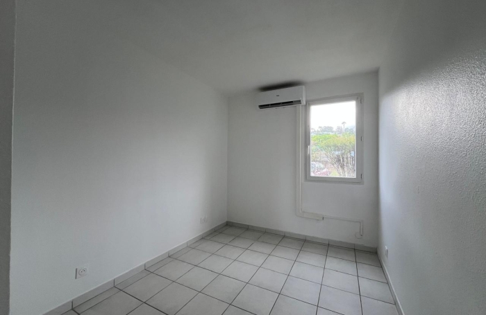 SAINT-CLAUDE - Appartement T3 r&eacute;nov&eacute; avec terrasse dans une r&eacute;sidence s&eacute;curis&eacute;e avec piscine