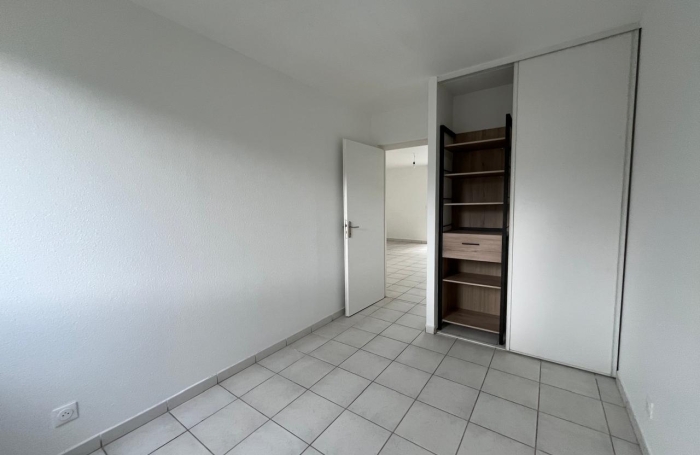 SAINT-CLAUDE - Appartement T3 r&eacute;nov&eacute; avec terrasse dans une r&eacute;sidence s&eacute;curis&eacute;e avec piscine