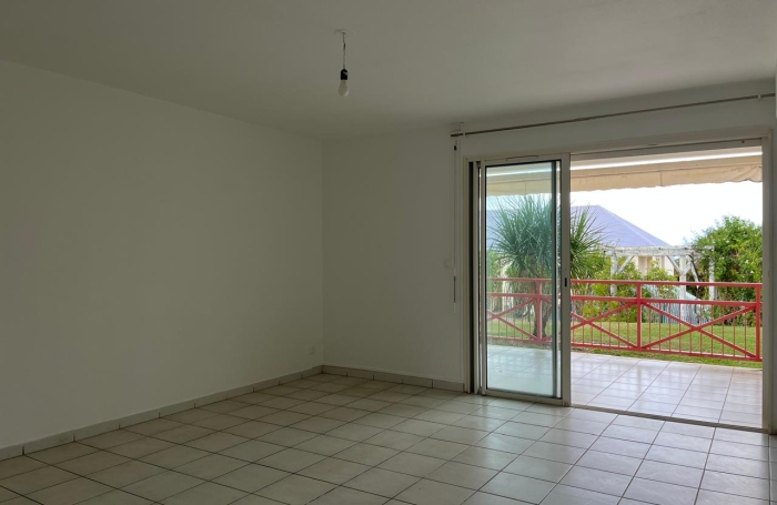 SAINT-CLAUDE - Appartement T3 r&eacute;nov&eacute; avec terrasse dans une r&eacute;sidence s&eacute;curis&eacute;e avec piscine