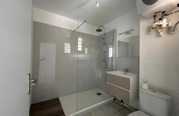 SAINT-CLAUDE - Appartement T3 r&eacute;nov&eacute; avec terrasse dans une r&eacute;sidence s&eacute;curis&eacute;e avec piscine