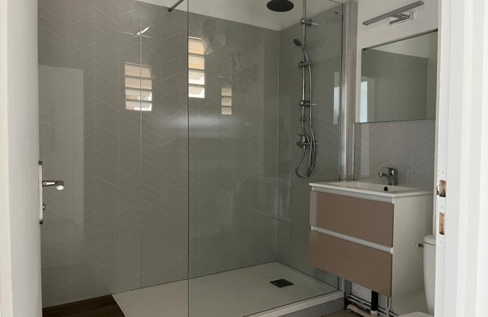 SAINT-CLAUDE - Appartement T3 r&eacute;nov&eacute; avec terrasse dans une r&eacute;sidence s&eacute;curis&eacute;e avec piscine