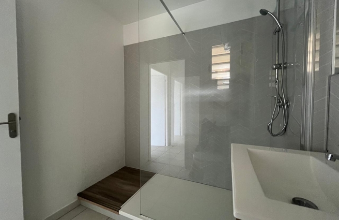 SAINT-CLAUDE - Appartement T3 r&eacute;nov&eacute; avec terrasse dans une r&eacute;sidence s&eacute;curis&eacute;e avec piscine