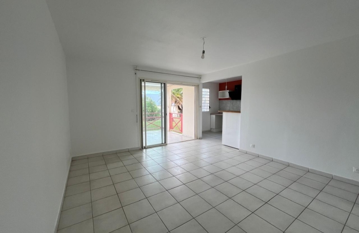 SAINT-CLAUDE - Appartement T3 r&eacute;nov&eacute; avec terrasse dans une r&eacute;sidence s&eacute;curis&eacute;e avec piscine