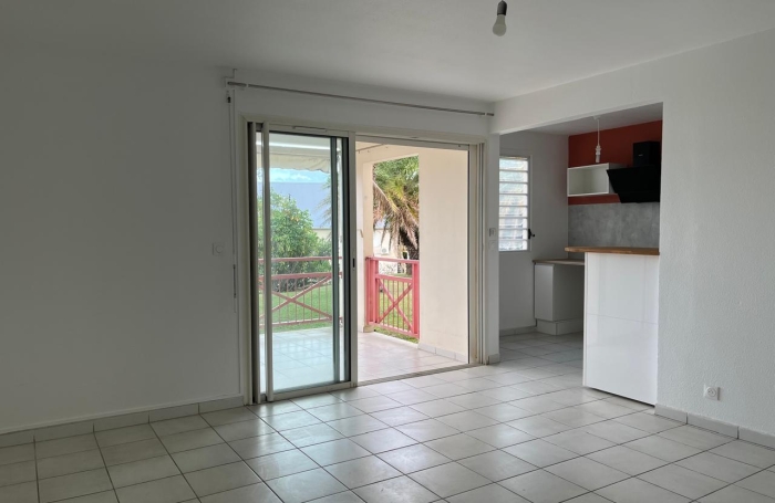 SAINT-CLAUDE - Appartement T3 r&eacute;nov&eacute; avec terrasse dans une r&eacute;sidence s&eacute;curis&eacute;e avec piscine