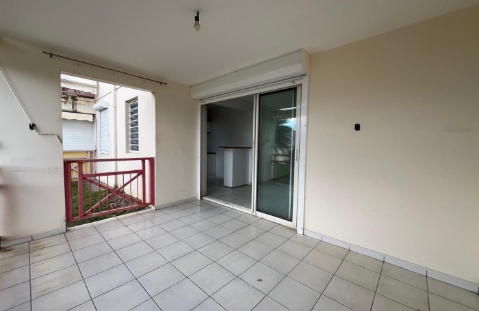 SAINT-CLAUDE - Appartement T3 r&eacute;nov&eacute; avec terrasse dans une r&eacute;sidence s&eacute;curis&eacute;e avec piscine