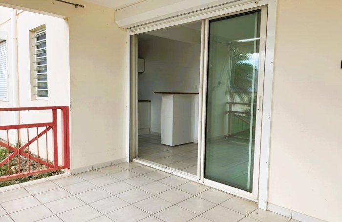 SAINT-CLAUDE - Appartement T3 r&eacute;nov&eacute; avec terrasse dans une r&eacute;sidence s&eacute;curis&eacute;e avec piscine