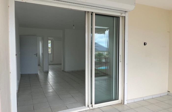 SAINT-CLAUDE - Appartement T3 r&eacute;nov&eacute; avec terrasse dans une r&eacute;sidence s&eacute;curis&eacute;e avec piscine