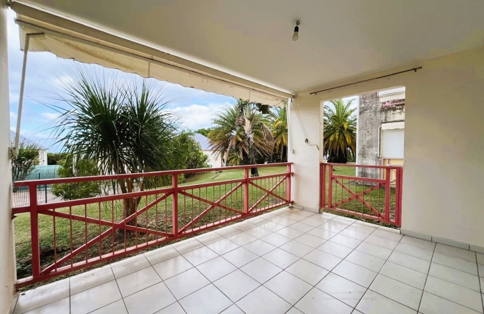 SAINT-CLAUDE - Appartement T3 r&eacute;nov&eacute; avec terrasse dans une r&eacute;sidence s&eacute;curis&eacute;e avec piscine