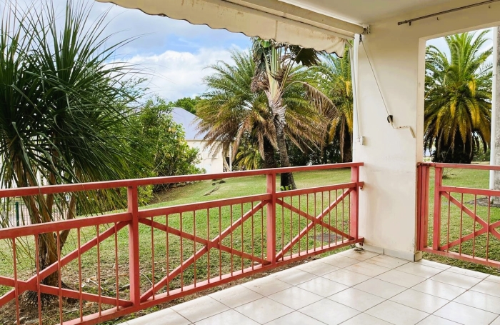 SAINT-CLAUDE - Appartement T3 r&eacute;nov&eacute; avec terrasse dans une r&eacute;sidence s&eacute;curis&eacute;e avec piscine