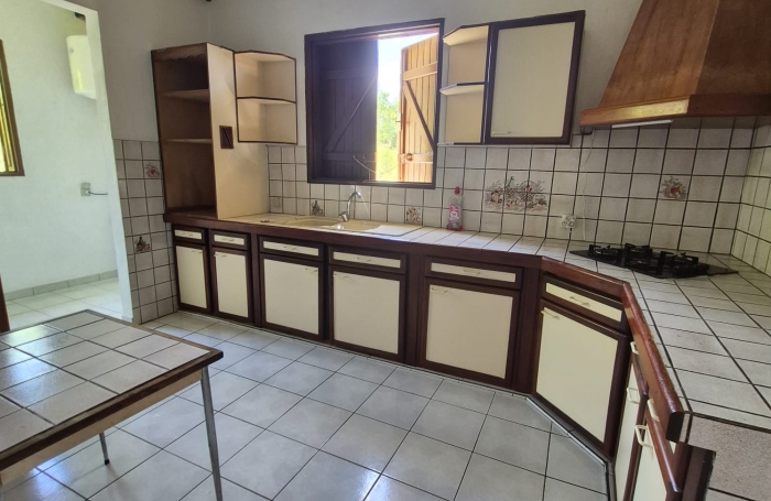 SPACIEUX APPARTEMENT T4 SUR UNE PROPRIETE PRIVEE
