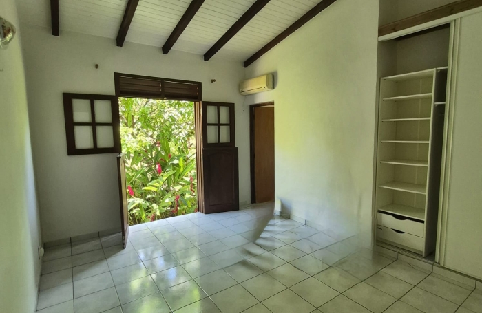 SPACIEUX APPARTEMENT T4 SUR UNE PROPRIETE PRIVEE