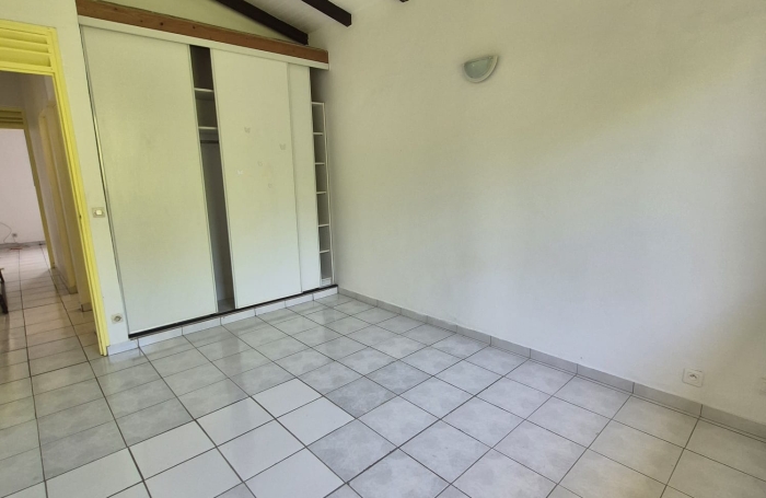 SPACIEUX APPARTEMENT T4 SUR UNE PROPRIETE PRIVEE