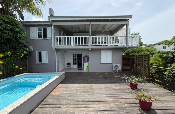 Villa T5 avec piscine, terrasse en deck et vue mer sur la marina