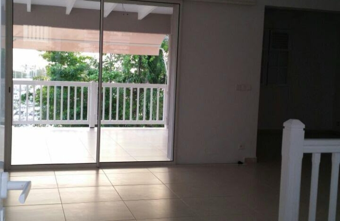 Villa T5 avec piscine, terrasse en deck et vue mer sur la marina