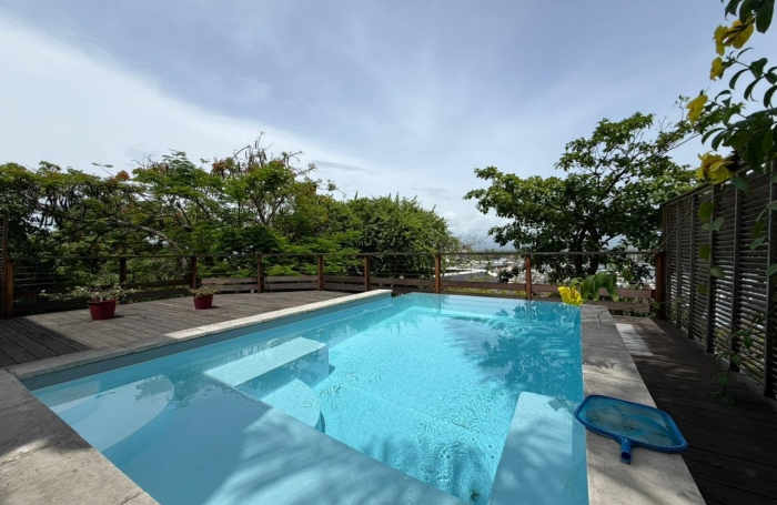 Villa T5 avec piscine, terrasse en deck et vue mer sur la marina