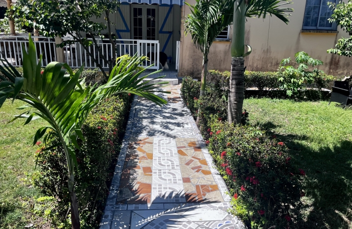 MAISON d'environ 214 m2 avec T2 ind&eacute;pendant &agrave;  Anse Bertrand