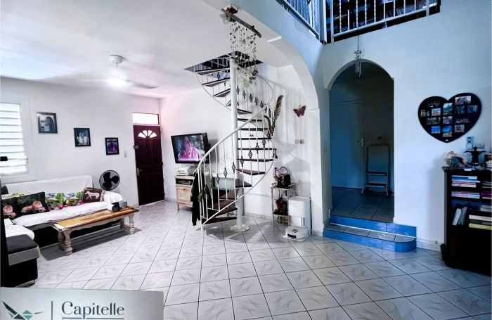 MAISON d'environ 214 m2 avec T2 ind&eacute;pendant &agrave;  Anse Bertrand