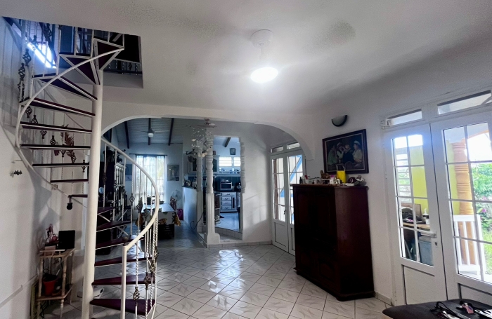 MAISON d'environ 214 m2 avec T2 ind&eacute;pendant &agrave;  Anse Bertrand